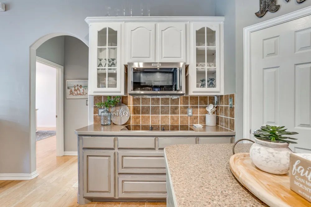 910 Royal Court Burleson, TX 76028