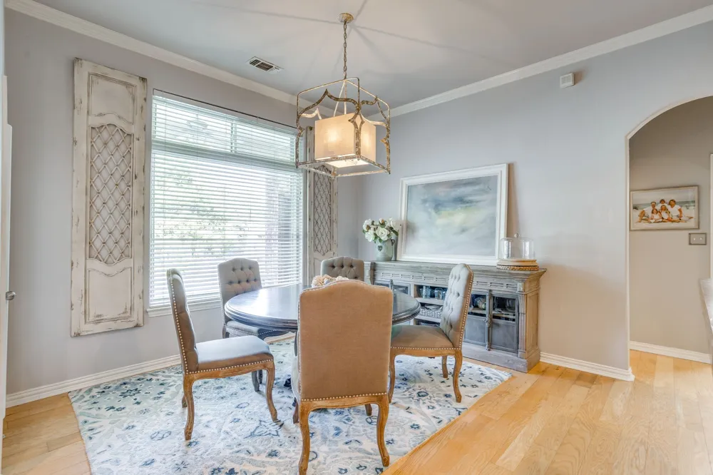 910 Royal Court Burleson, TX 76028