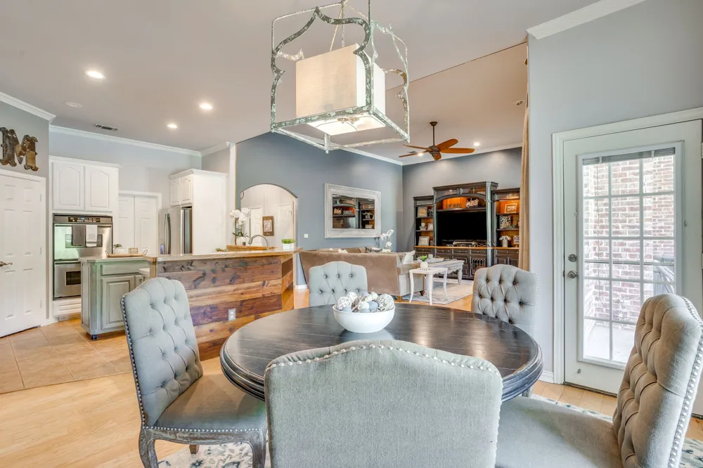 910 Royal Court Burleson, TX 76028