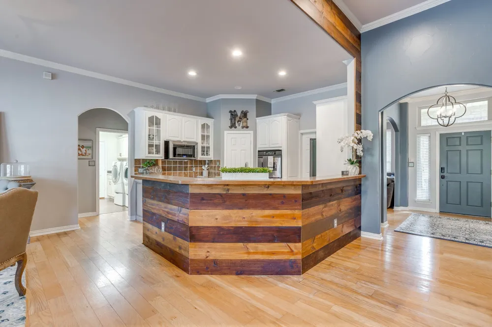 910 Royal Court Burleson, TX 76028