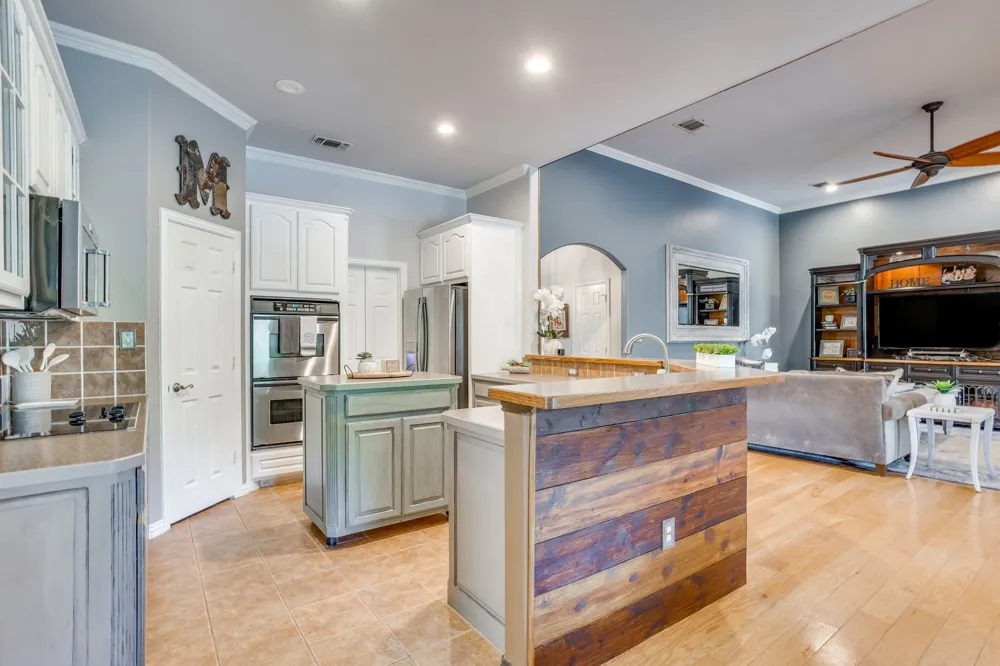 910 Royal Court Burleson, TX 76028