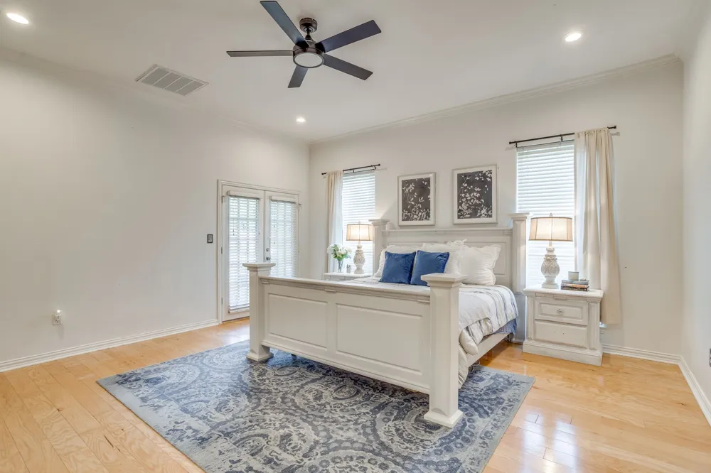 910 Royal Court Burleson, TX 76028