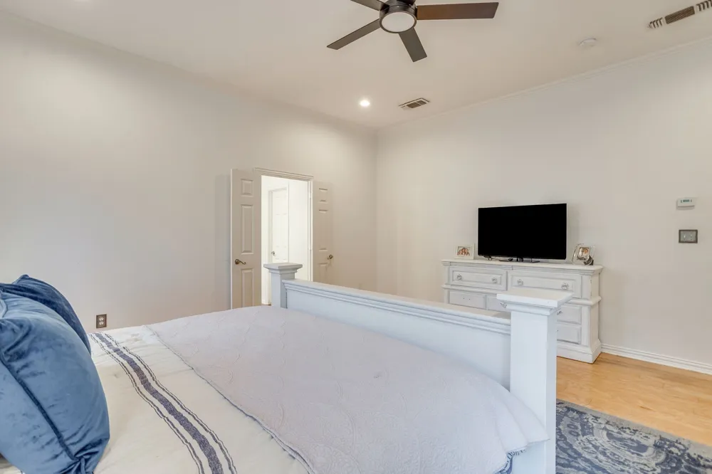 910 Royal Court Burleson, TX 76028