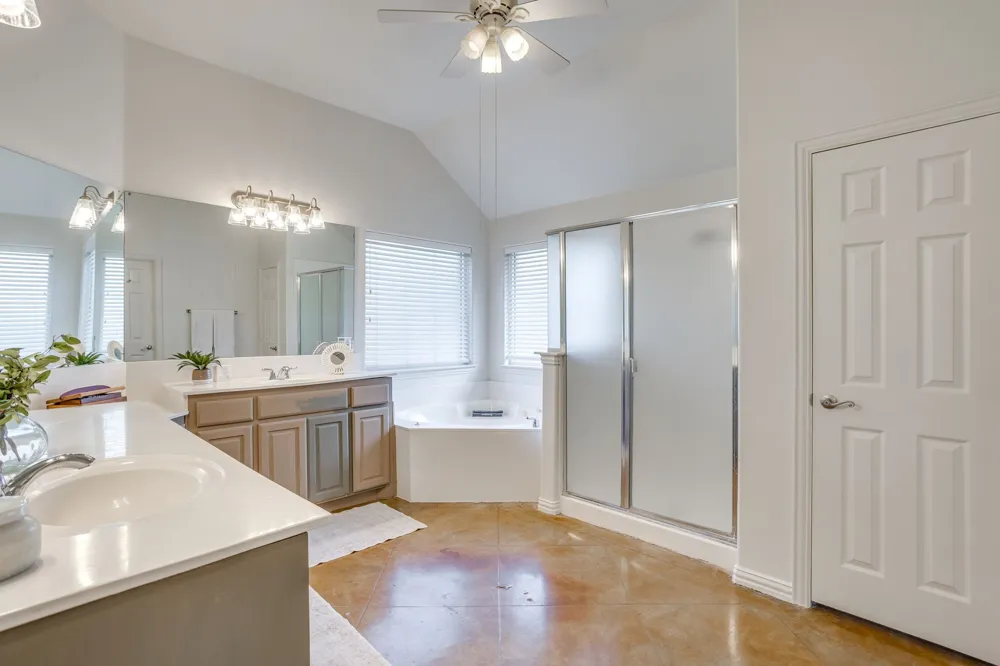 910 Royal Court Burleson, TX 76028
