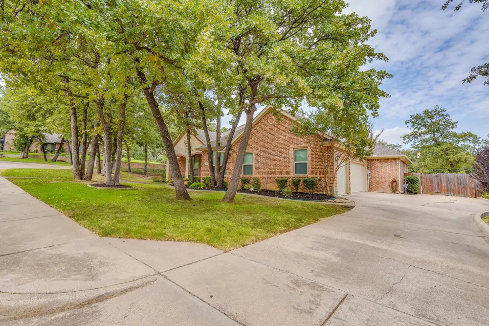 910 Royal Court Burleson, TX 76028