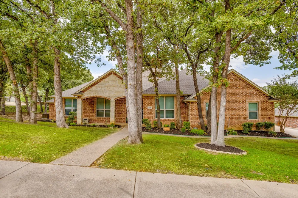 910 Royal Court Burleson, TX 76028