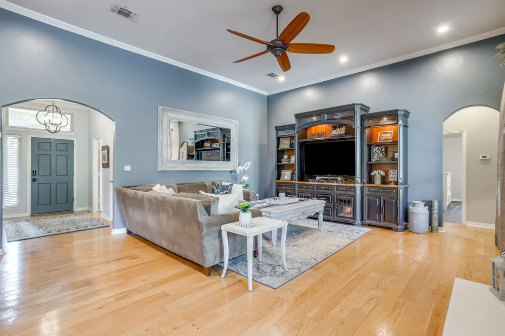 910 Royal Court Burleson, TX 76028