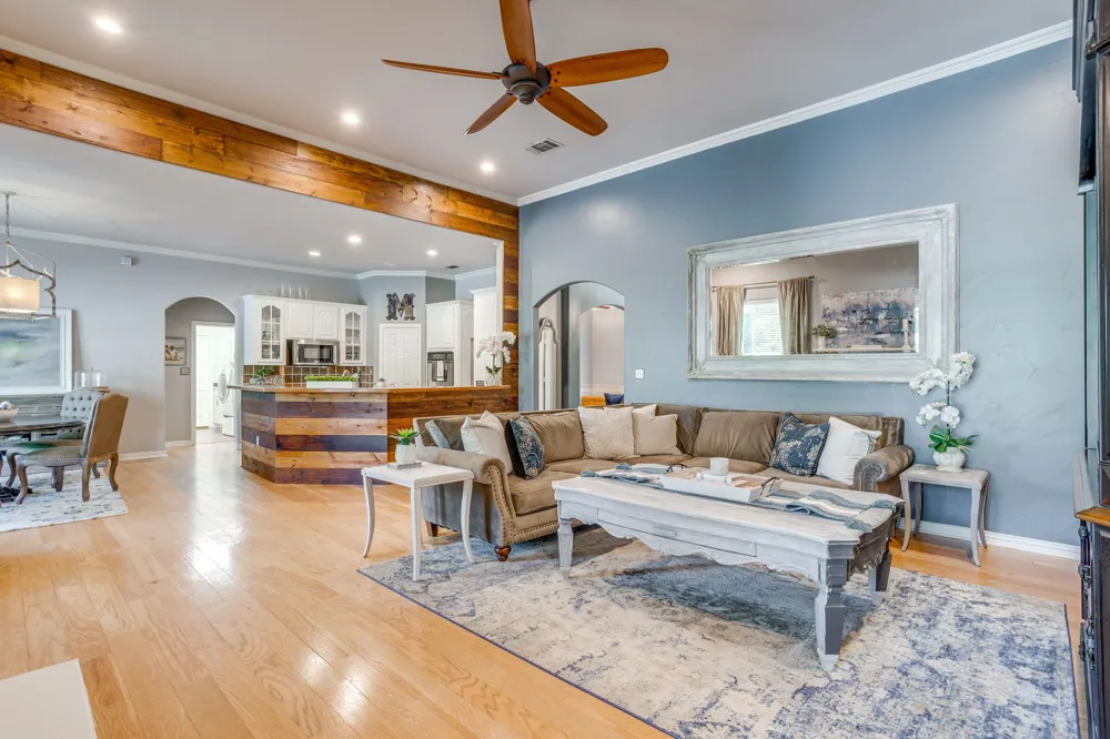 910 Royal Court Burleson, TX 76028