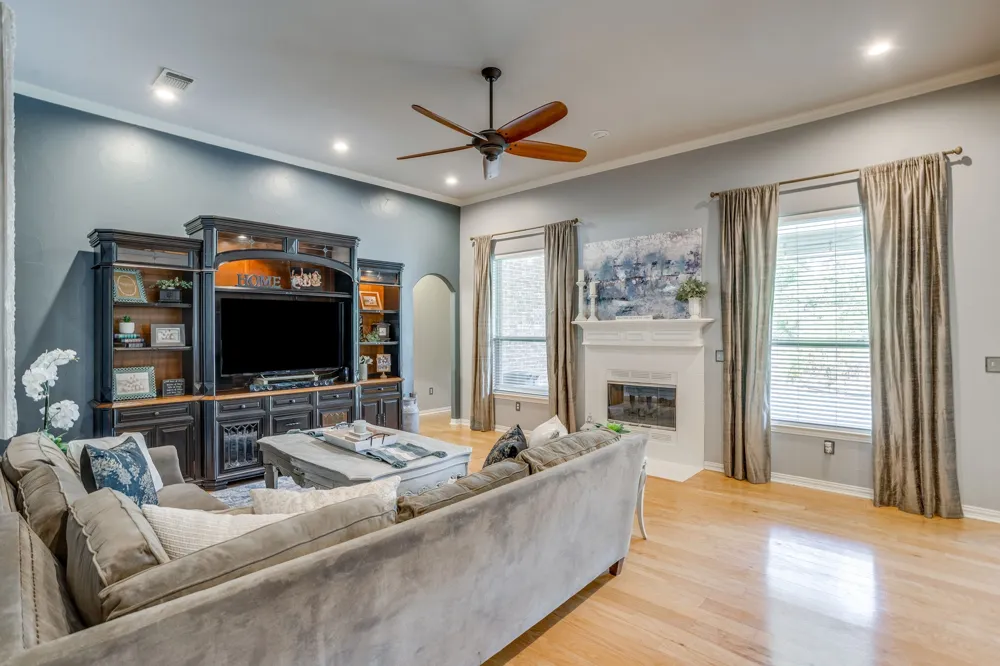 910 Royal Court Burleson, TX 76028