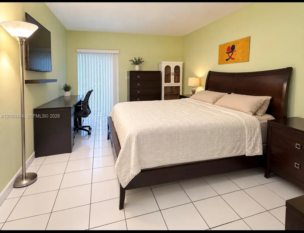 9631 SW 77 AV #101 C Miami, FL 33156