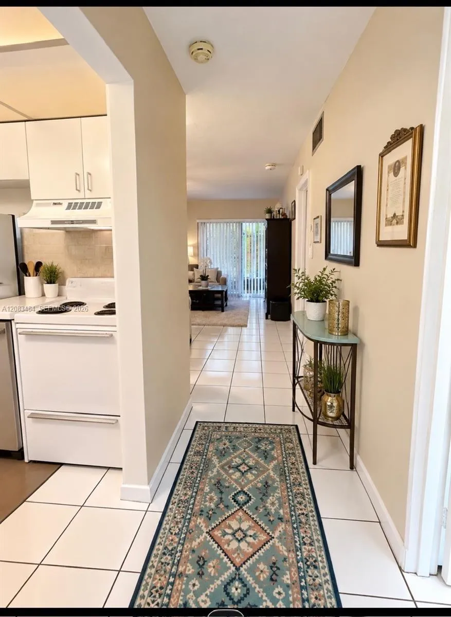 9631 SW 77 AV #101 C Miami, FL 33156