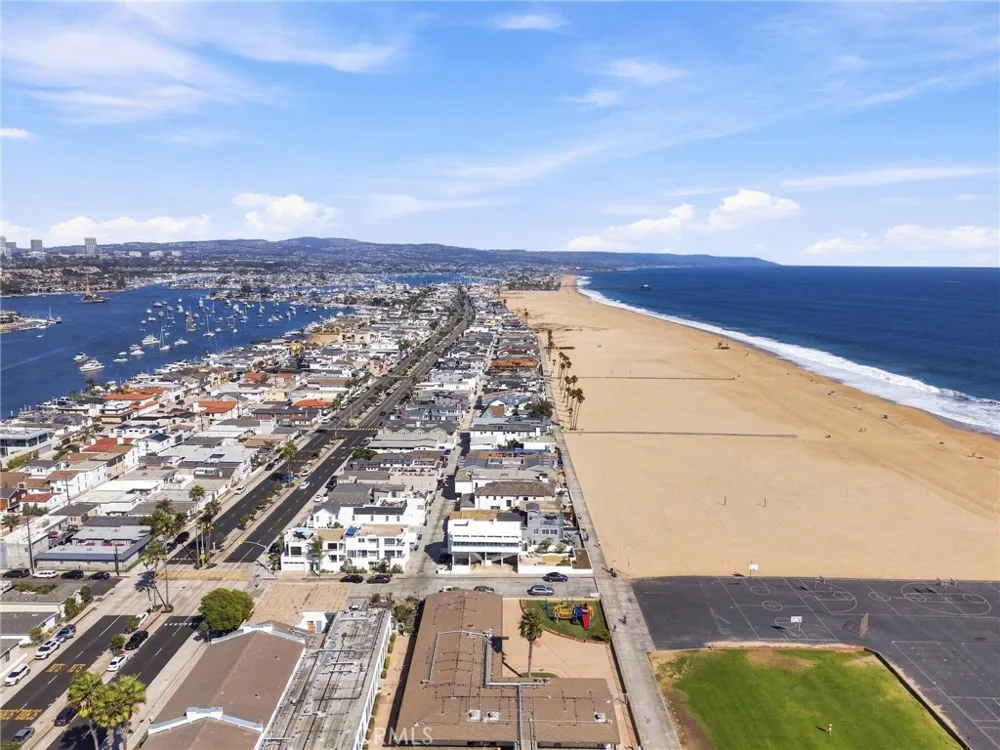 1228 W Oceanfront Newport Beach, CA 92661