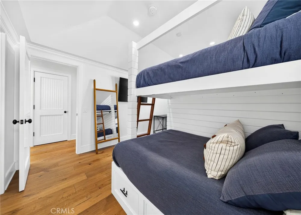 1228 W Oceanfront Newport Beach, CA 92661