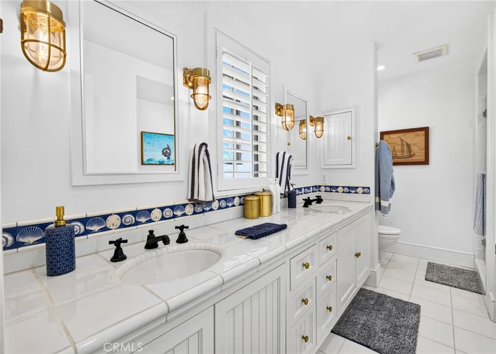 1228 W Oceanfront Newport Beach, CA 92661