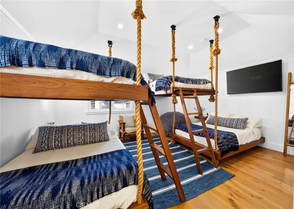 1228 W Oceanfront Newport Beach, CA 92661