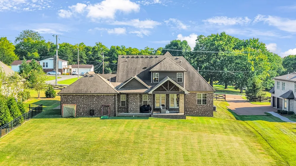 711 Shute Ln Hendersonville, TN 37075