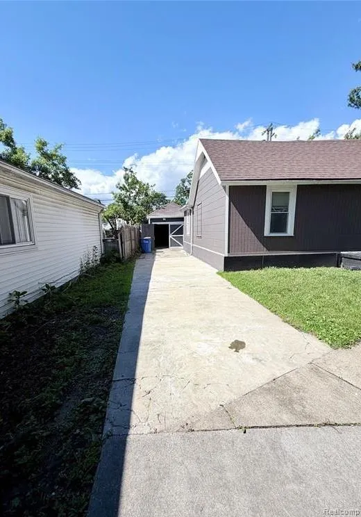 8661 Dodge Avenue Warren City, MI 48089