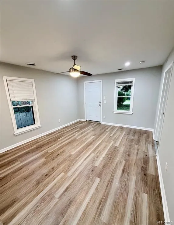 8661 Dodge Avenue Warren City, MI 48089