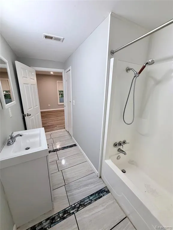 8661 Dodge Avenue Warren City, MI 48089