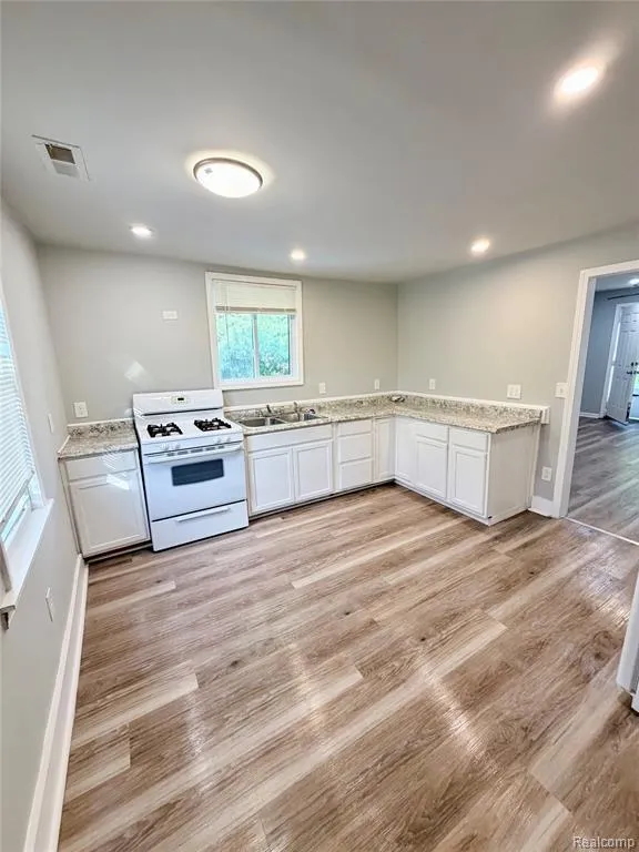 8661 Dodge Avenue Warren City, MI 48089