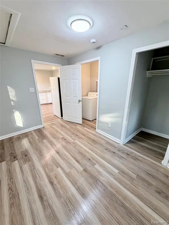 8661 Dodge Avenue Warren City, MI 48089