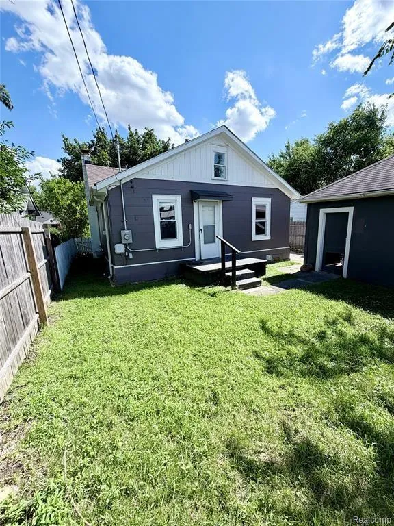 8661 Dodge Avenue Warren City, MI 48089