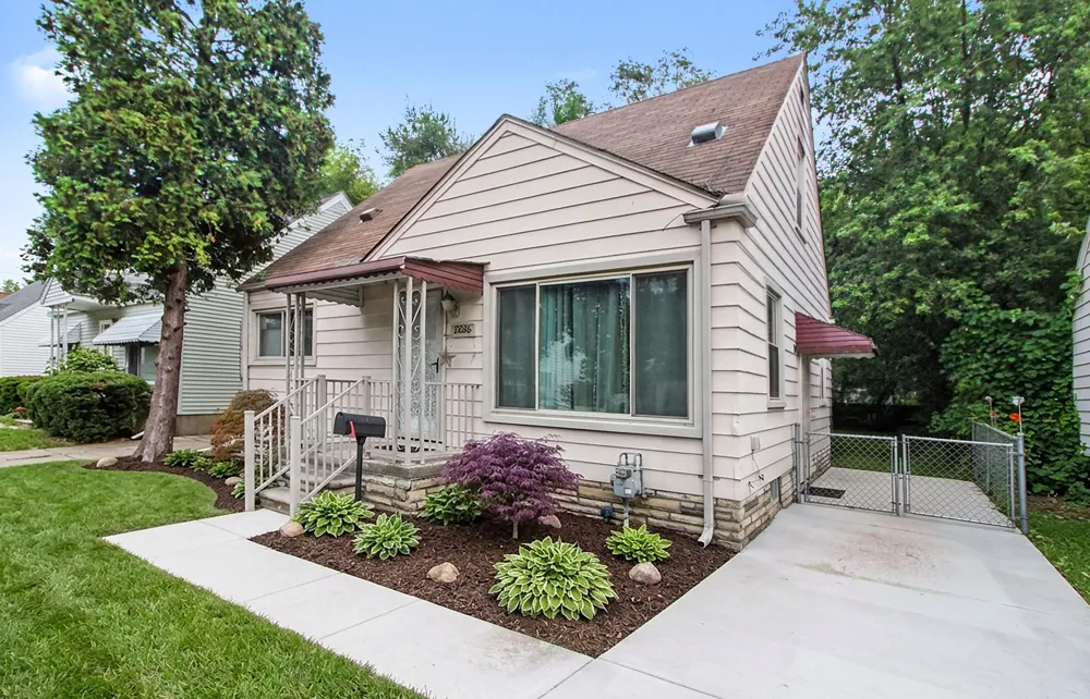 18286 Denby Street Redford, MI 48240