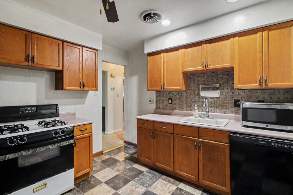 18286 Denby Street Redford, MI 48240