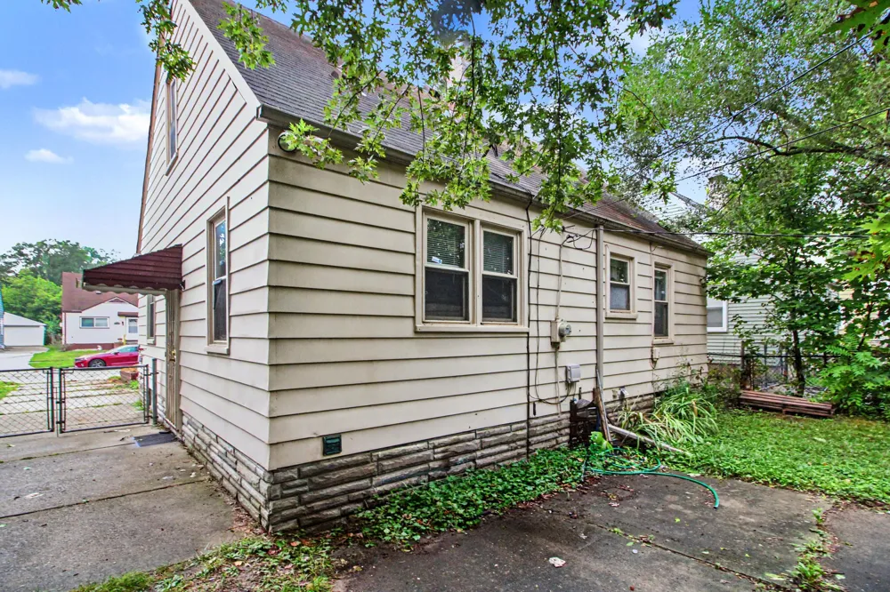 18286 Denby Street Redford, MI 48240