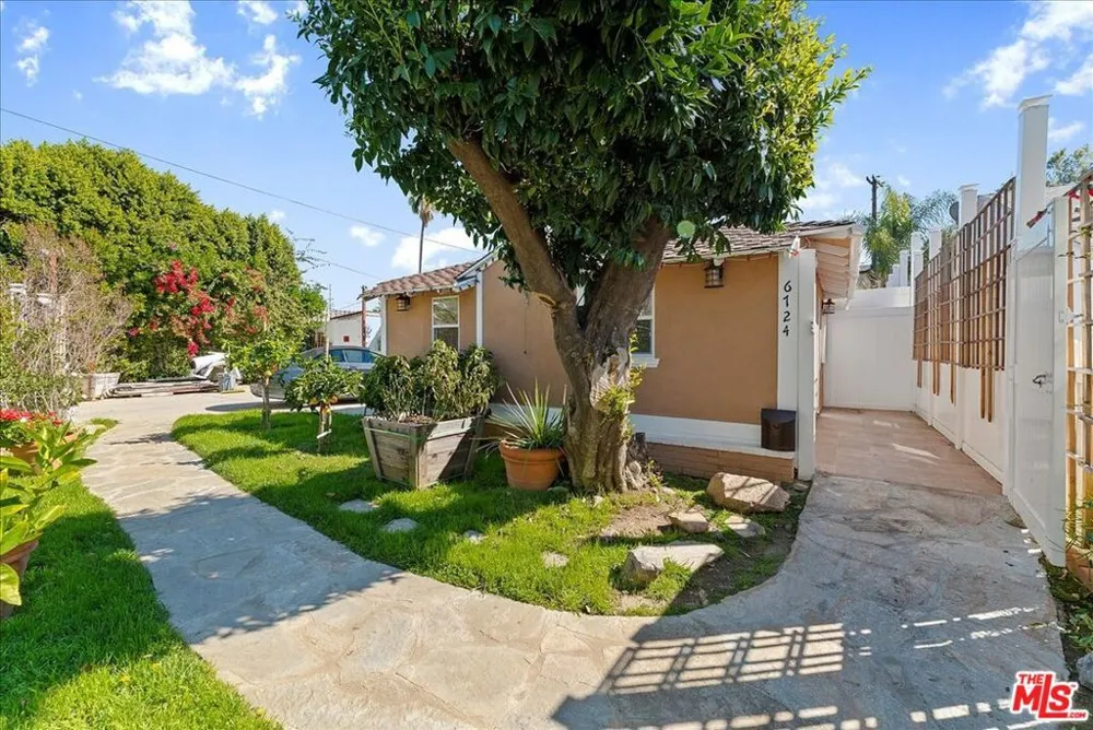 6724 Mammoth Avenue Van Nuys, CA 91405