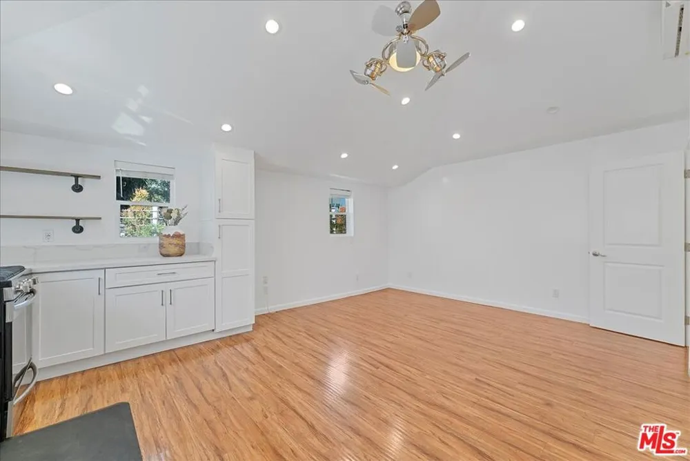 6724 Mammoth Avenue Van Nuys, CA 91405