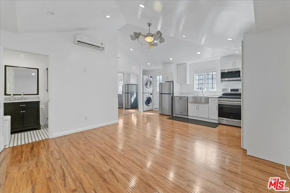 6724 Mammoth Avenue Van Nuys, CA 91405