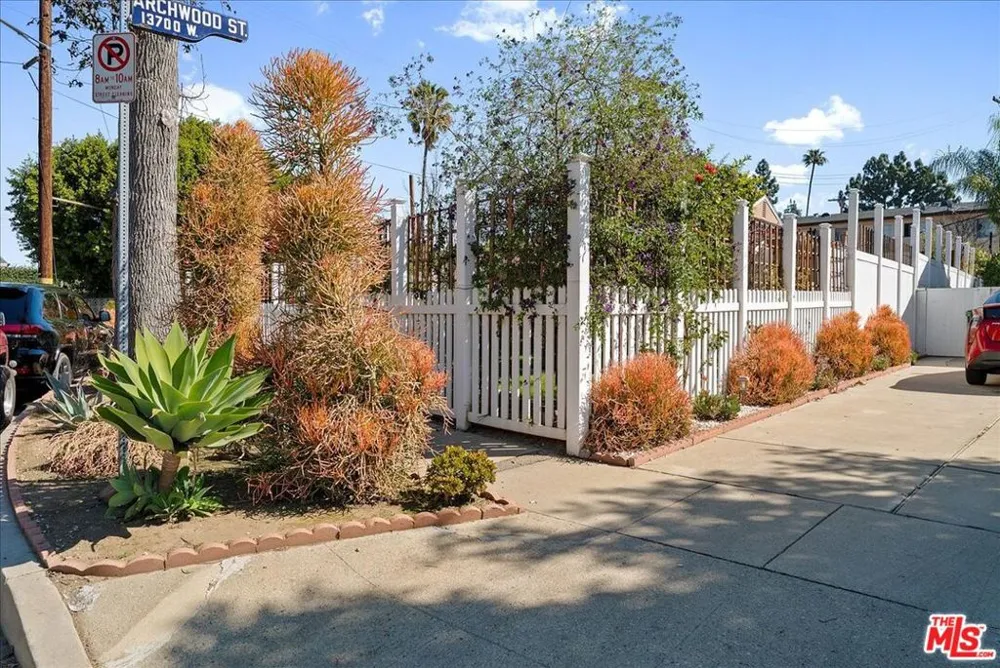 6724 Mammoth Avenue Van Nuys, CA 91405