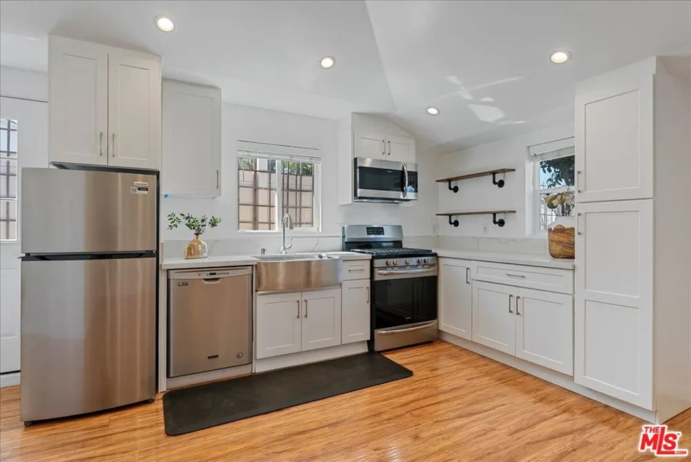 6724 Mammoth Avenue Van Nuys, CA 91405