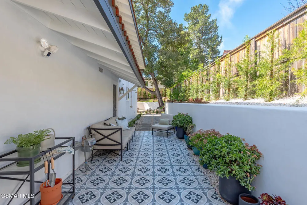 1944 Stonesgate Street Thousand Oaks, CA 91361