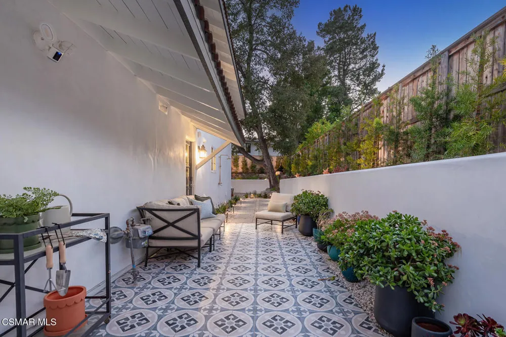 1944 Stonesgate Street Thousand Oaks, CA 91361