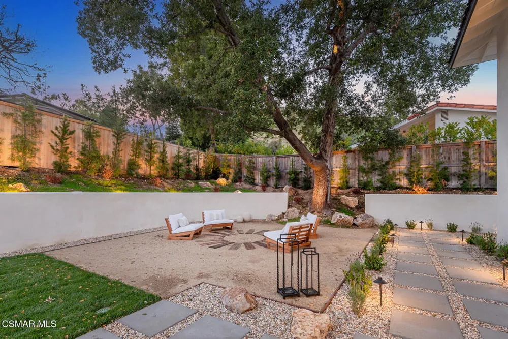 1944 Stonesgate Street Thousand Oaks, CA 91361