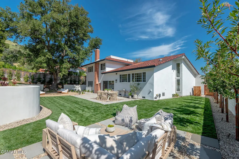 1944 Stonesgate Street Thousand Oaks, CA 91361