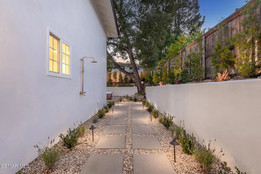 1944 Stonesgate Street Thousand Oaks, CA 91361