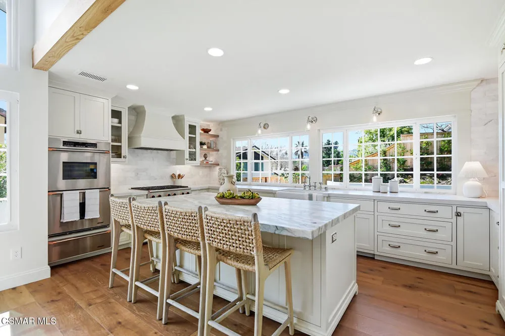 1944 Stonesgate Street Thousand Oaks, CA 91361