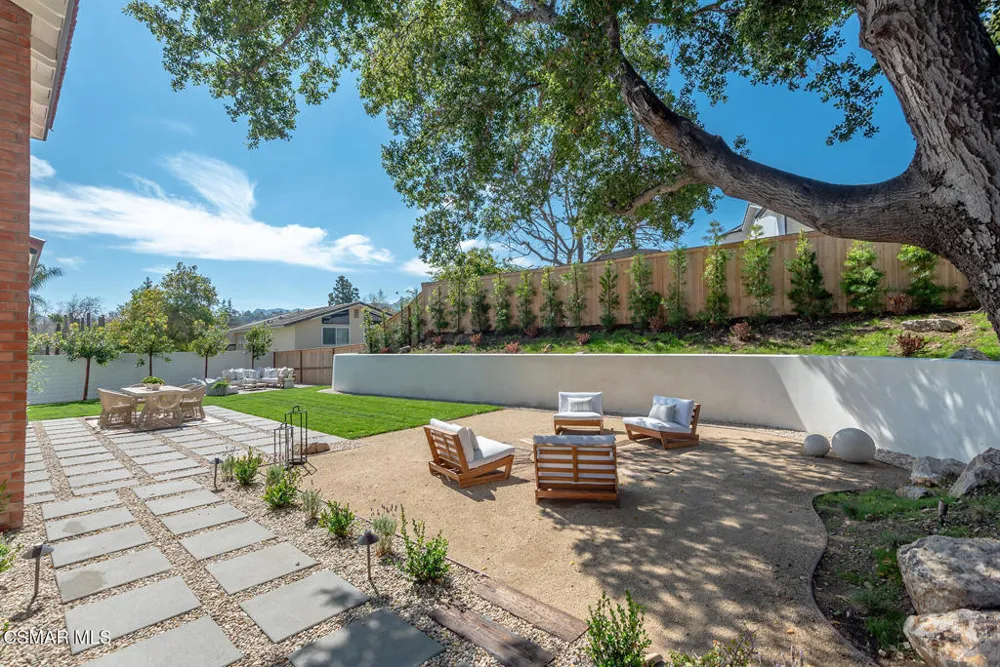 1944 Stonesgate Street Thousand Oaks, CA 91361