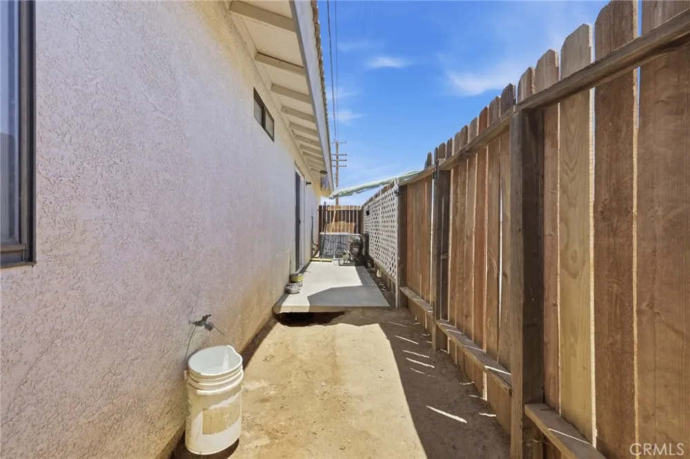 8924 Loop California City, CA 93505