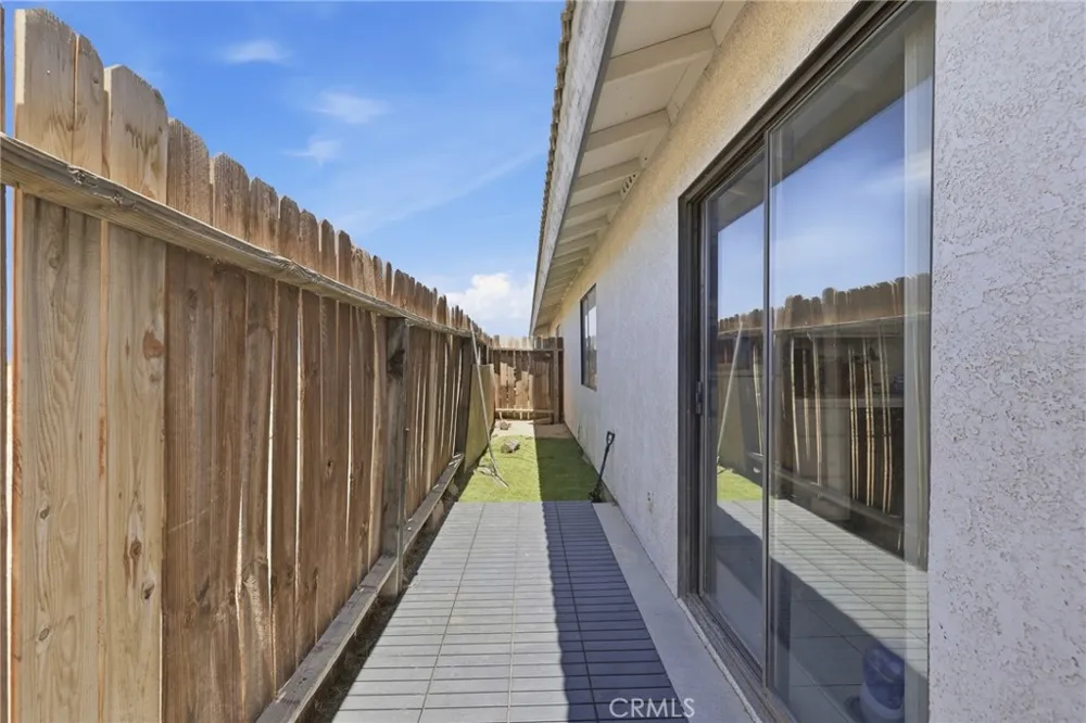 8924 Loop California City, CA 93505