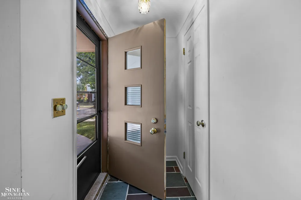 20631 Wedgewood Drive Grosse Pointe Woods City, MI 48236