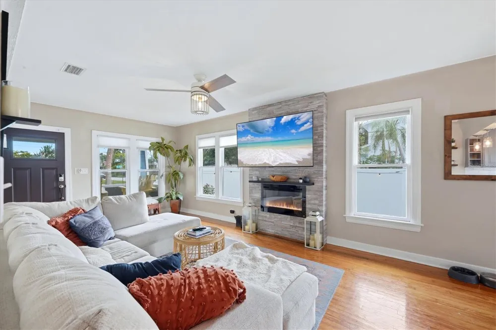 2363 4TH AVENUE St Petersburg, FL 33713