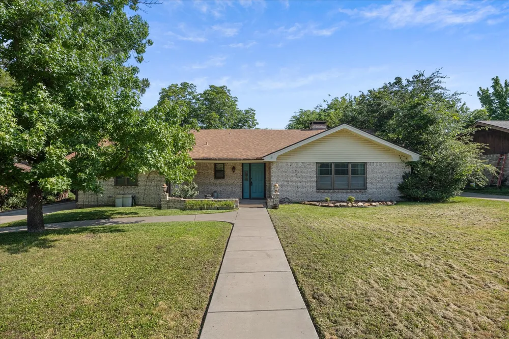 2308 Royal Lane Greenville, TX 75402