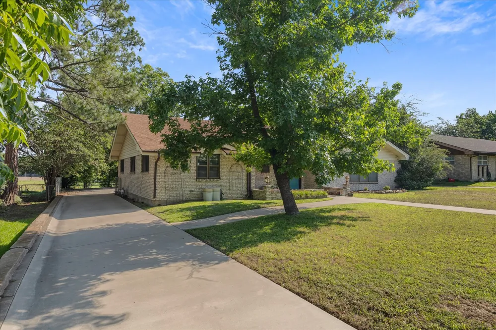 2308 Royal Lane Greenville, TX 75402