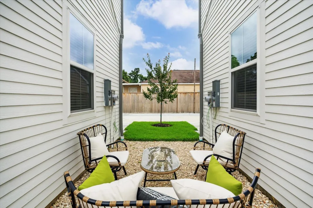 845 Elkhart Street #B Houston, TX 77091