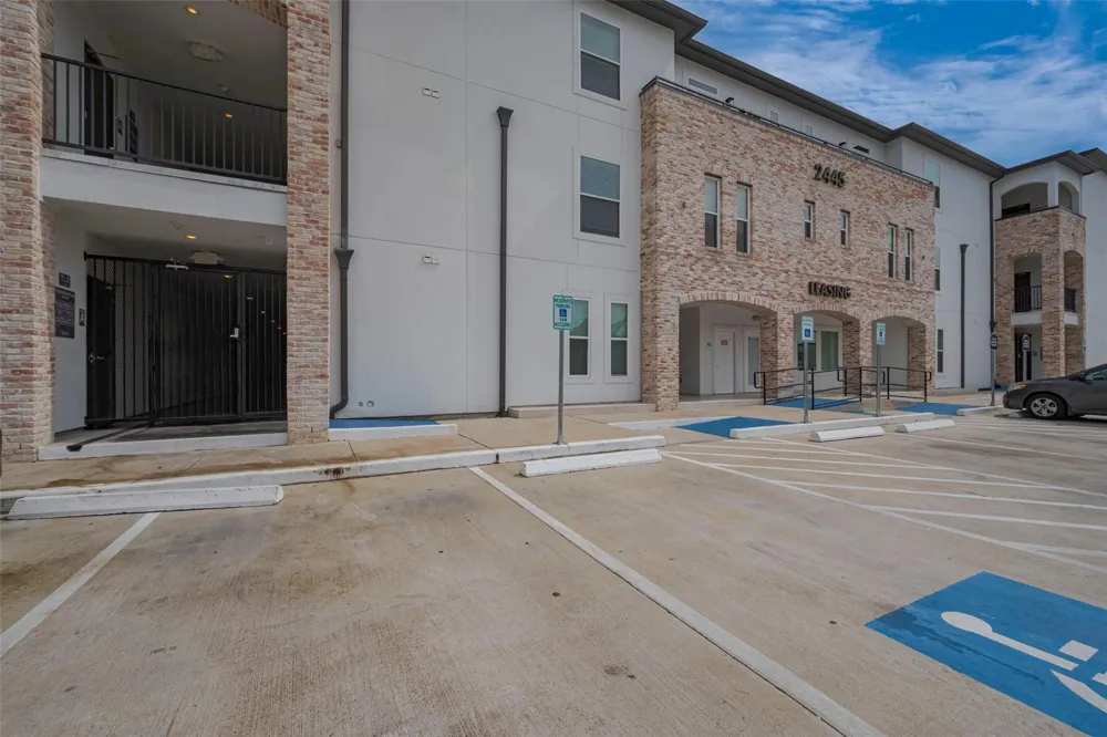 2445 Shadow View Lane #210 Houston, TX 77077