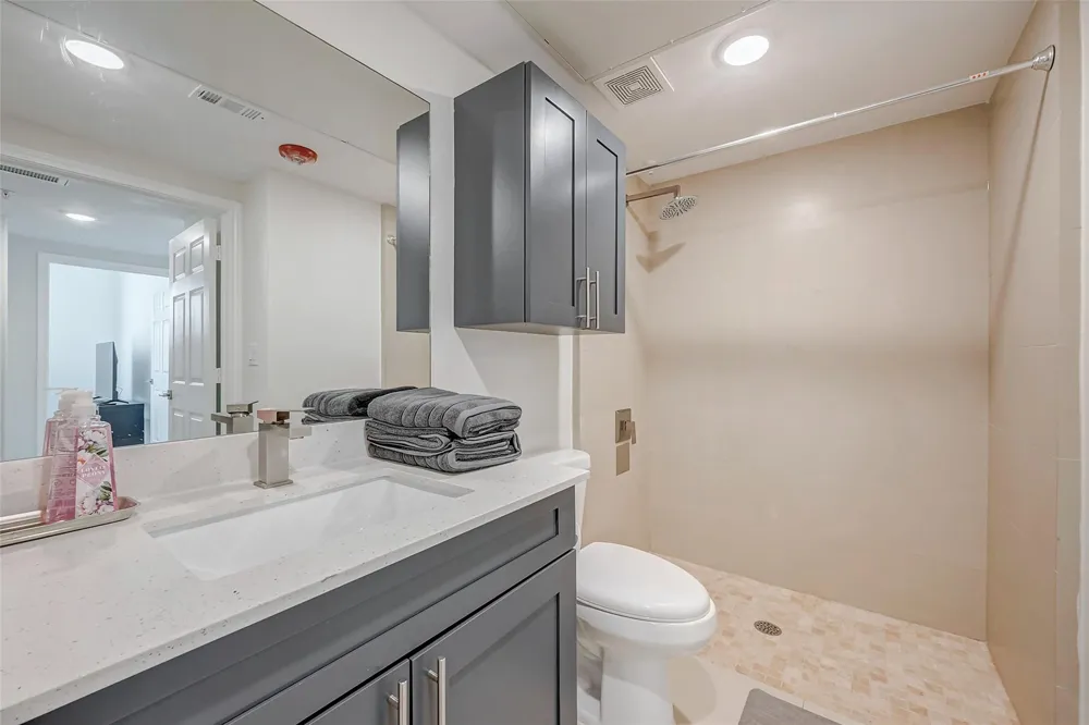 2445 Shadow View Lane #210 Houston, TX 77077